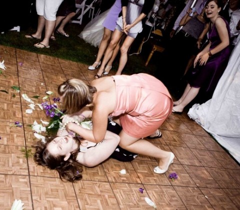 women-fighting-over-bouquet-480x420