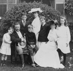 Theodore_Roosevelt_and_family,_1903