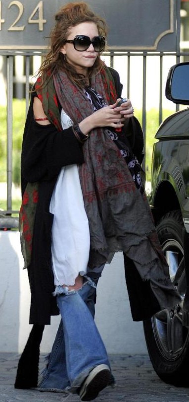 A gaunt-faced Mary-Kate Olsen leaves a friend's apartment