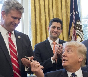 trump handing pen cropped